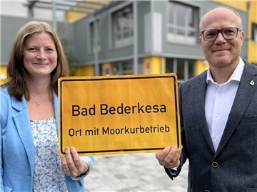 Freuen sich über die erneute Auszeichnung als „Ort mit Moorkurbetrieb“: Beke Dahl, Mitarbeiterin der Touristinformation, und Thomas Kuberski, Ortsbürgermeister von Bad Bederkesa.