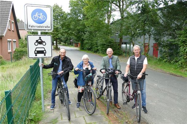 Freuen sich über die erste Fahrradstraße in der Gemeinde Loxstedt (von links): Ordnungsamtsleiter Jörg Grosse, Nesses Ortsvorsteherin Susanna Köster, Bürgermeister Detlef Wellbrock und Loxstedts Ortsvorsteher Frank Albers.