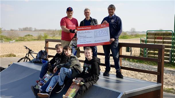 Freuen sich über die Erweiterung des Skaterparks: (von rechts) Peter Jelkmann, Georg Dürr und Ingo Föhre sowie (unten von rechts) Nico Nordbruch, Niklas Matthias und Jermaine Bruns.