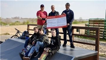 Freuen sich über die Erweiterung des Skaterparks: (von rechts) Peter Jelkmann, Georg Dürr und Ingo Föhre sowie (unten von rechts) Nico Nordbruch, Niklas Matthias und Jermaine Bruns.