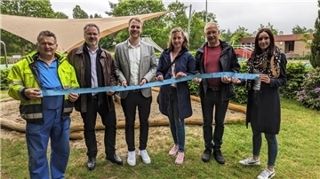 Freuen sich über die Kartenaktion: Günther Nase (Vorsitzender des Fördervereins Heidebad), Samtgemeindebürgermeister Oliver Moje, Patrick Grünloh (wpd), Julia Heuduk, Werner Meyer (Vorstandsduo des Fördervereins Ummelbad), Nadja Kunsch (Förderverein Heidebad).