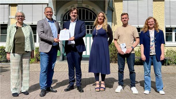 Freuen sich über die Kooperation (von links): Anja Cotte, Oliver Horn (beide Gymnasium), Bürgermeister Nils Siemen, Vera Eckermann (Gymnasium), Kreativlabore-Projektkoordinator Steffen Nöring und Projektmanagerin Özge Güldirim.