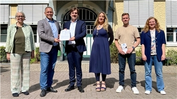 Freuen sich über die Kooperation (von links): Anja Cotte, Oliver Horn (beide Gymnasium), Bürgermeister Nils Siemen, Vera Eckermann (Gymnasium), Kreativlabore-Projektkoordinator Steffen Nöring und Projektmanagerin Özge Güldirim.