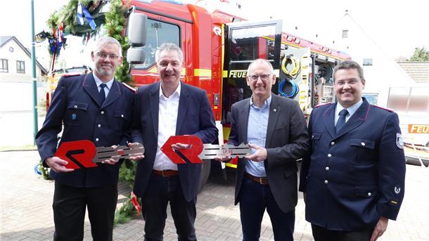 symbolische Schlüsselübergabe mit dem Stoteler Ortsbrandmeister Carsten Onken, Andreas Apeldorn von der Firma Rosenbauer, Loxstedts Bürgermeister Detlef Wellbrock und Gemeindebrandmeister Florian Schmedes