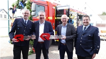 symbolische Schlüsselübergabe mit dem Stoteler Ortsbrandmeister Carsten Onken, Andreas Apeldorn von der Firma Rosenbauer, Loxstedts Bürgermeister Detlef Wellbrock und Gemeindebrandmeister Florian Schmedes