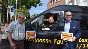 Freuen sich über die neue Linie des Anrufsammeltaxis zwischen Bad Bederkesa und Debstedt (von links): Erster Stadtrat Jürgen Zehm, Taxiunternehmer Michael Brümmer und Geestlands Bürgermeister Thorsten Krüger.