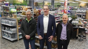 Freuen sich über die Neueröffnung das Raiffeisen-Marktes in Dorum, v.l. Filialgeschäftsführer Wolfgang Steinmann, Raiffeisen Weser-Elbe Geschäftsführer Dr. Hauke Bronsema und Raiffeisen Bereichsleiter Sven Weyts.