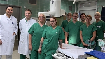 Chefarzt Ahmed Nasef, Prof. Dr. med. Christian-Hendrik Heeger, Kirsten Förstmann, Ltg. HKL-Pflege, und das HKL-Pflege-Team des St. Bernhard Hospitals.