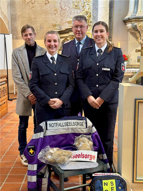 Freuen sich über die Unterstützung der Notfallseelsorge (von links): Gerrit Beckmann (DRK), Antje Schichtmann (Polizeiinspektion Verden/Osterholz), Jan Hünken (Kreisbrandmeister) und Sarah Humbach (Polizeikommissariat Osterholz-Scharmbeck).
