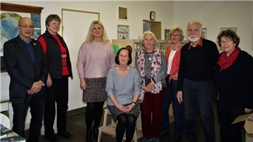Freuen sich über die Wiedereröffnung der Schulbibliothek in der Goetheschule (von links): Horst Lüdtke (Förderverein), Hella Schröder (Betreuerin), Vanessa Ostendorp (Schulleiterin), Esther Lindenau (Stiftungsratsvorsitzende Bürgerstiftung), Monika Barbi, Inge Gaedrich , Rolf Stindl (Bödecker-Kreis), Connie Hertz-Eickenrode.