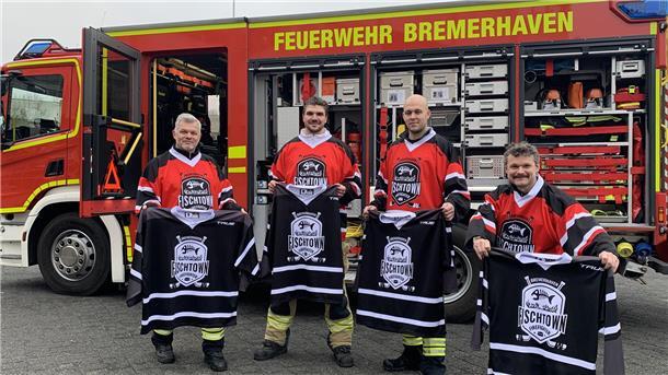 Freuen sich über ihre neuen Trikots: Thomas Hinrichs, Bastian Hoffmann, Hauke Apel und Frans Schaper von den Fischtown Firefighters.