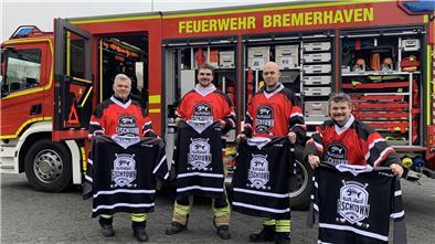 Freuen sich über ihre neuen Trikots: Thomas Hinrichs, Bastian Hoffmann, Hauke Apel und Frans Schaper von den Fischtown Firefighters.