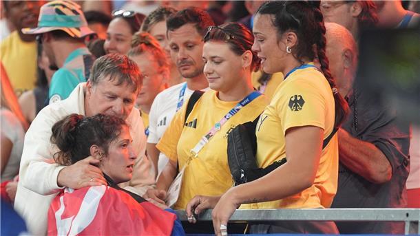 Freunde, Familie und Trainingspartner schaffen es kaum, Judoko Miriam Butkereit zu trösten.
