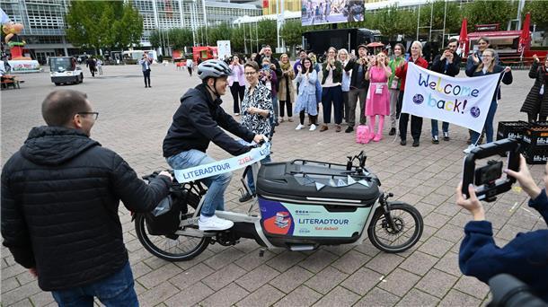 Der Buchbotschafter mit dem Lastenrad Freunde und Familie erwarteten Lennart Schaefer am Ziel.