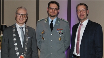 Freuten sich beim 35. Zevener Gespräch über den Besuch von Oberstleutnant Nils Grigoleit (Mitte): Zevens Stadtbürgermeister Jens Petersen (links) und Gemeindedirektor Henning Fricke.