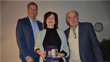Freuten sich über den großen Zuspruch für die Lesung im Beverstedter Rathaus (von links): Bürgermeister Guido Dieckmann, Elfriede und Hans-Jürgen Brumsack.