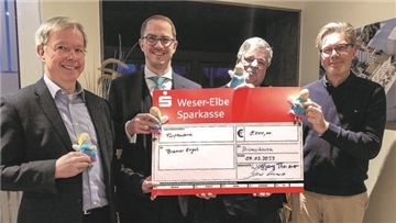 Freuten sich über die großzügige Unterstützung durch den Rotary Club Bremerhaven (von links): PD Dr. Stefan Pfleiderer, Mitglied des Rotary Clubs Bremerhaven und Chefarzt am Klinikum Reinkenheide, und Guido Försterling, die den symbolischen Spendenscheck von Gerd Kraus und Wolfgang Thermer entgegennahmen.