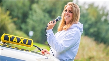 Freya Raudszus hat zwei Leidenschaften: Taxifahren und Singen. Manchmal verbindet sie beides.