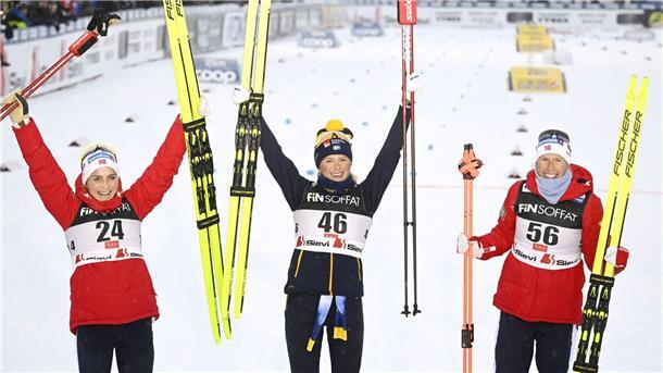 Langläuferin Hennig verfehlt Podest um 1,4 Sekunden Frida Karlsson (M) triumphiert zum Auftakt in die neue Langlauf-Weltcup-Saison.