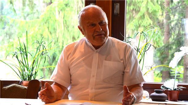 Metscher begeistert mit Geschichte und Geschichten über den Oste-Hamme-Kanal Friedrich "Fritz" Metscher berichtet in seinem Buch "Der Oste-Hamme Kanal" umfassend über die "Lebensader der ersten Siedler im Gnarrenburger Moor" und hat auch noch etliche kleine Geschichten zum Schmunzeln im Buch untergebracht. Gestern präsentierte er mit viel Humor sein Werk in Brümmer's Landhaus.