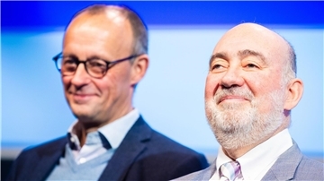 Friedrich Merz (l), CDU-Bundesvorsitzender und Fraktionsvorsitzender der CDU/CSU-Fraktion, und Ron Prosor, Botschafter Israels in Deutschland, beim 75. Deutschlandtag der Jungen Union.