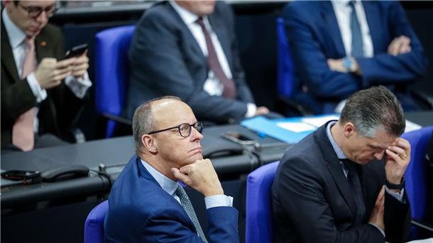 Friedrich Merz nimmt an der Debatte teil, gibt aber keine Stimmkarte ab.