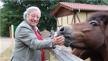 Friedrich-Michael von Schiller kennt seine Tiere im Landpark gut. So weiß er auch, dass er bei diesen Pferden lieber auf seiner Seite des Zaunes bleiben sollte. Die Tiere sind scheu, können zu leckerem Futter aber nicht nein sagen.