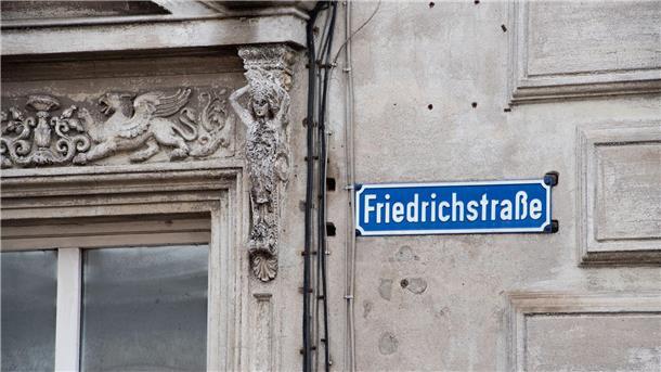 Straßen machen Frauen bekannter Friedrich war der Namen von Königen. Deshalb gibt es viele Straßen, die so heißen.