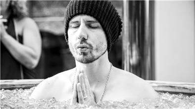  Andreas Bornholt sitzt in einer Wanne mit Eiswasser.