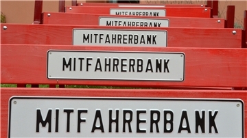 Frisch angefertigte Mitfahrerbänke stehen zur Abholung bereit. Projekte, die in Gemeinschaft entstehen und der Gemeinschaft dienen, leisten einen wichtigen Beitrag zum Erhalt des dörflichen Lebens. Davon ist Hermann Allroggen überzeugt.