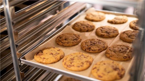 Frisch aus dem Ofen kommen die Cookies - und werden dann noch belegt.