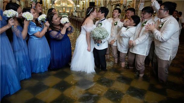 Heiraten mit pitschnassen Füßen Frisch verheiratet mitten im Hochwasser