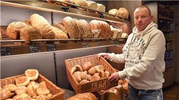 Ein Bäcker vor seinem Regal