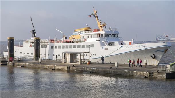 Mit der „Fair Lady“ von Bremerhaven nach Helgoland: Lohnt sich eine Tagestour? Ein Schiff liegt an der Kaje. Ein paar Fahrgäste sind mit Rucksäcken und Koffer im Anmarsch.
