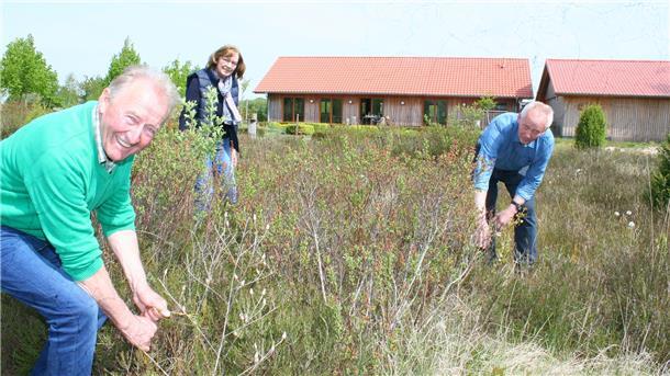 Fritz Beinker, Rita Kröncke und Gerhard Hillmann arbeiten im Garten.
