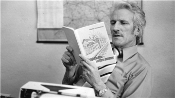 Fritz Frerichs 1974 an seinem Arbeitsplatz in der Redaktion der Kreiszeitung Wesermarsch in Nordenham.