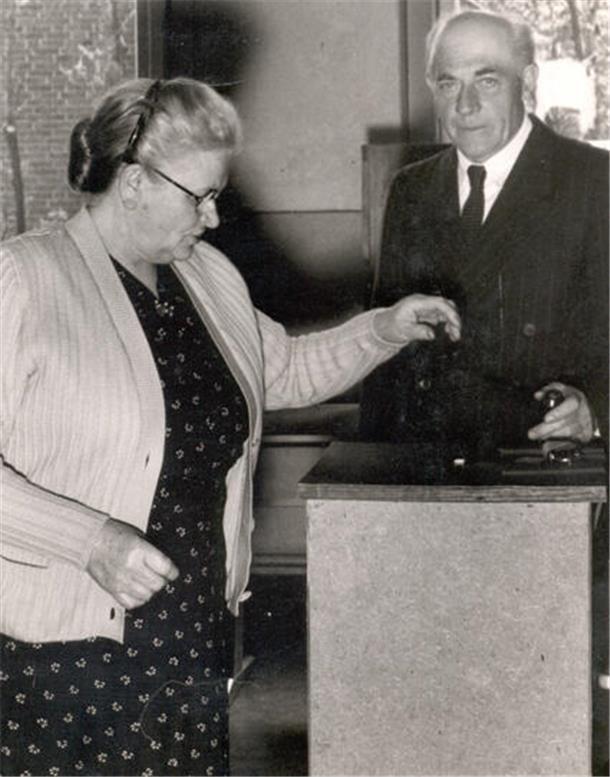 Als die Wahlbeteiligung noch bei über 84 Prozent lag Fritz Frerichs war an Wahltagen in den Wahllokalen und fotografierte den Urnengang.