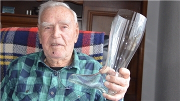 Fritz Ziebold hält ein leeres Bierglas in die Kamera.
