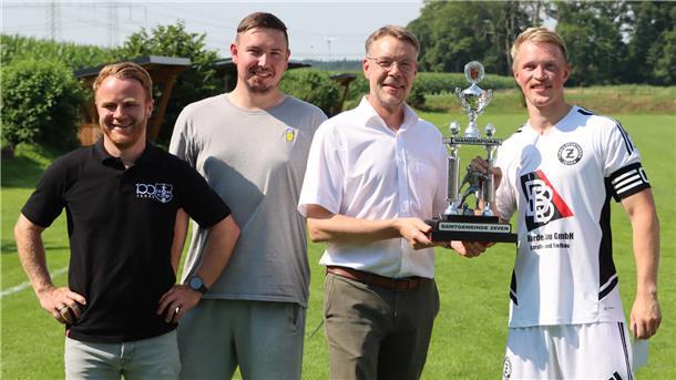 TuS Zeven gewinnt mit 2:0-Sieg gegen Steddorf erneut den Samtgemeindepokal Fröhliche Gesichter bei der Siegerehrung (von links): Teutonia-Vorsitzender Marco Hargens, zweiter Vorsitzender Florian Schäfer, Samtgemeinde-Bürgermeister Henning Fricke und Mannschaftsführer Lukas Huß.
