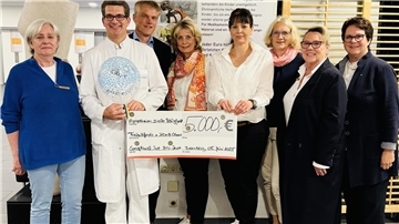 Fröhliche Gesichter bei der Spendenübergabe im Rotenburger „Diako“: Professor Max Daniel Kauther (Zweiter von links) und Lars Wißmann mit den Clubschwestern Dr. Therese Gerken (von links), Marina Schomacker, SI-Präsidentin Nadine Eckhoff, Maren Grabau, Susanne Teichmann und Marlies Holst.