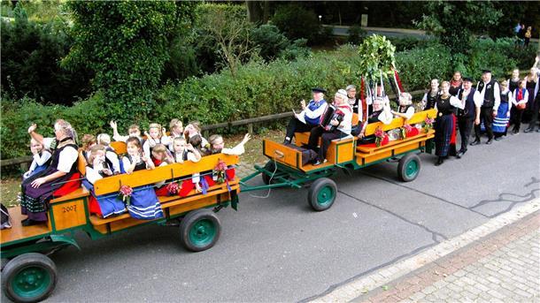 Fröhliche Kinderschar bei einem früheren Umzug