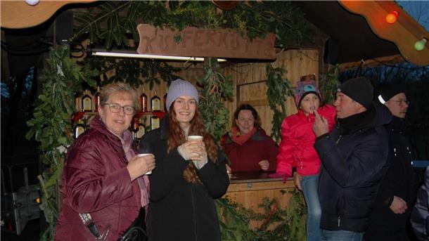 Weihnachtsmarkt in Heeslingen trotz grauem Himmel gut besucht Fröhliche Nachbarschaft aus Heeslingen-West an der Kupferhütte.