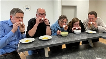 Die Redakteure der Kreiszeitung Wesermarsch blasen Eier aus. Timo Kühnemuth, Detlef Glückselig, Sabrina Krabbenhoeft, Anna Böker und Stefan Hippler (von links) pusten mit dicken Backen das Innenleben aus ihren Eiern.