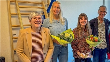Frohe Gesichter bei der Einweihungsfeier, zu sehen sind von links: Superintendentin Jutta Rühlemann, Melanie Bukowski (Ergotherapeutin), Céline Schultz (Ergotherapeutin) und Eberhard Schneider (Ergotherapeut in der Tagesstätte).