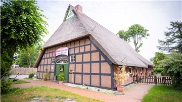Frontansicht des Bauernhus in Wulsdorf, in dem bisher ein brasilianisches Restaurant eingemietet ist.