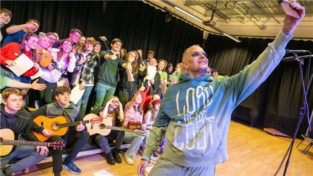 Ukraine-ESC in der Stadt der Beatles Frontmann Chris Harms von der deutschen ESC-Band Lord Of The Lost in der deutsch-britischen St. Hildas High School.
