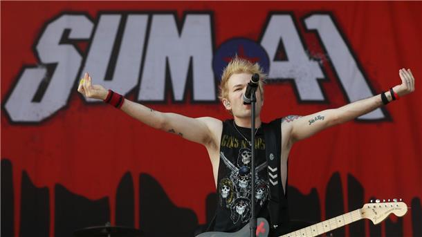 Frontmann Deryck Whibley mit Sum 41 beim Festival „Rock im Park“ (2017).