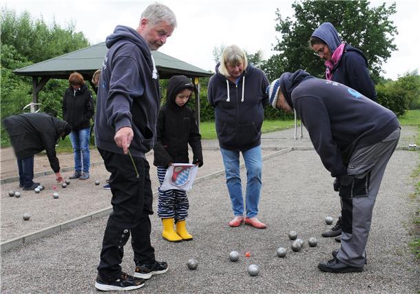 Menschen beim Boule-Spiel in Burhave