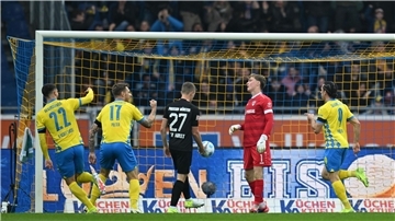 Frühe Braunschweiger Führung: Rayan Philippe (r) erzielt das 1:0.