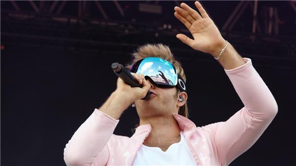 Backstage beim Deichbrand-Festival: Was posten die Stars auf Social Media? "Frühsport" mit Rapper Ski Aggu am Freitagmittag auf der Waterstage.